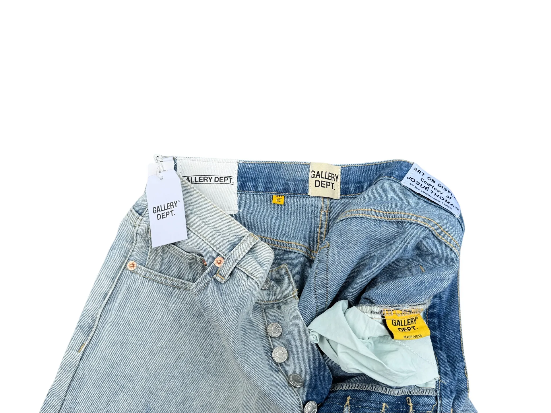 P240💰G66 GALLERY DEPT. Denim spliced ​​with all-over printed leather ripped bell-bottoms, washed and distressed jeans. GALLERY is attracted by these bell-bottoms. Whether it is a reset of Carhartt or Levis, it has created a strong brand style. Since these pants are modified from rare vintage, the production capacity is limited. Therefore, after many icons wore them, these pants were once hard to find. Later, perhaps due to the improvement of GD's business in the past two years and the expansion of production lines, the brand itself lowered the price, so I can't wait any longer for these pants this year and will definitely buy them. During the process of the denim washing plant, the owner of the washing plant helped introduce a boss who had worked for Levi's foundry and started his own business. This also paved the way for the following styles. Therefore, Levi's remodeled single product for the base plate is really familiar. Whether it is the fabrics supplied or the lathes used in production, there is nothing to choose from. -Color: blue -Size: S-XXL (corresponding to 28-36)